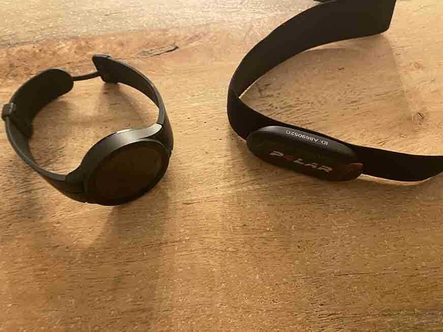 Man sieht die Galaxy Watch 5 und den Polar H10 Brustgurt.